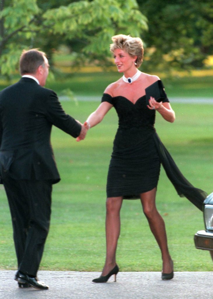  364 / 5000 Risultati della traduzione Diana, Principessa del Galles, che indossa uno splendido abito nero commissionato a Christina Stambolian, partecipa al party di Vanity Fair alla Serpentine Gallery il 20 novembre 1994 a Londra, Inghilterra. Il famoso "vestito da vendetta" nero fu uno spettacolare colpo di stato della Principessa, indossato la sera stessa in cui il principe Carlo fece la sua famigerata ammissione di adulterio in televisione