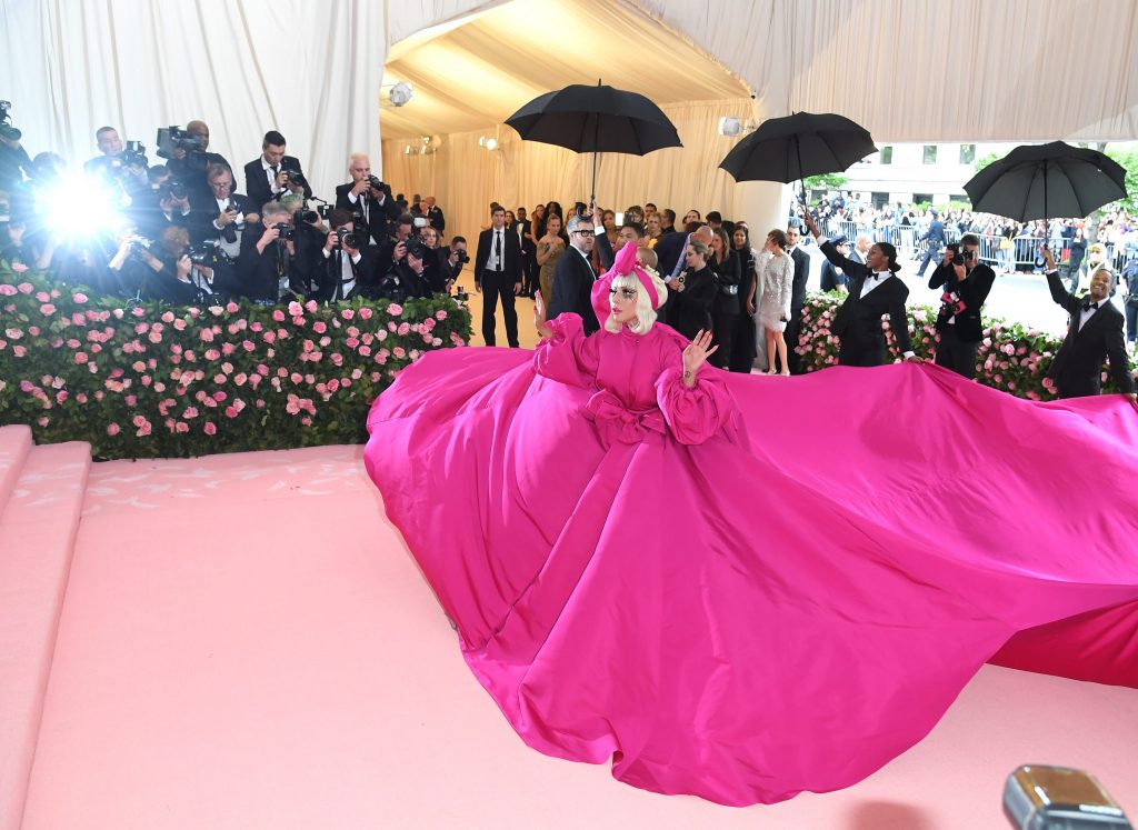 NEW YORK, NEW YORK - 6 MAGGIO: Lady Gaga arriva per il campo celebrativo del Met Gala 2019: Notes on Fashion al Metropolitan Museum of Art il 6 maggio 2019 a New York City.