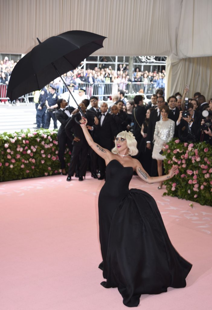 NEW YORK - 6 MAGGIO: Lady Gaga arriva al Met Gala Celebrating Camp 2019: Notes On Fashion al Metropolitan Museum of Art il 6 maggio 2019 a New York City.