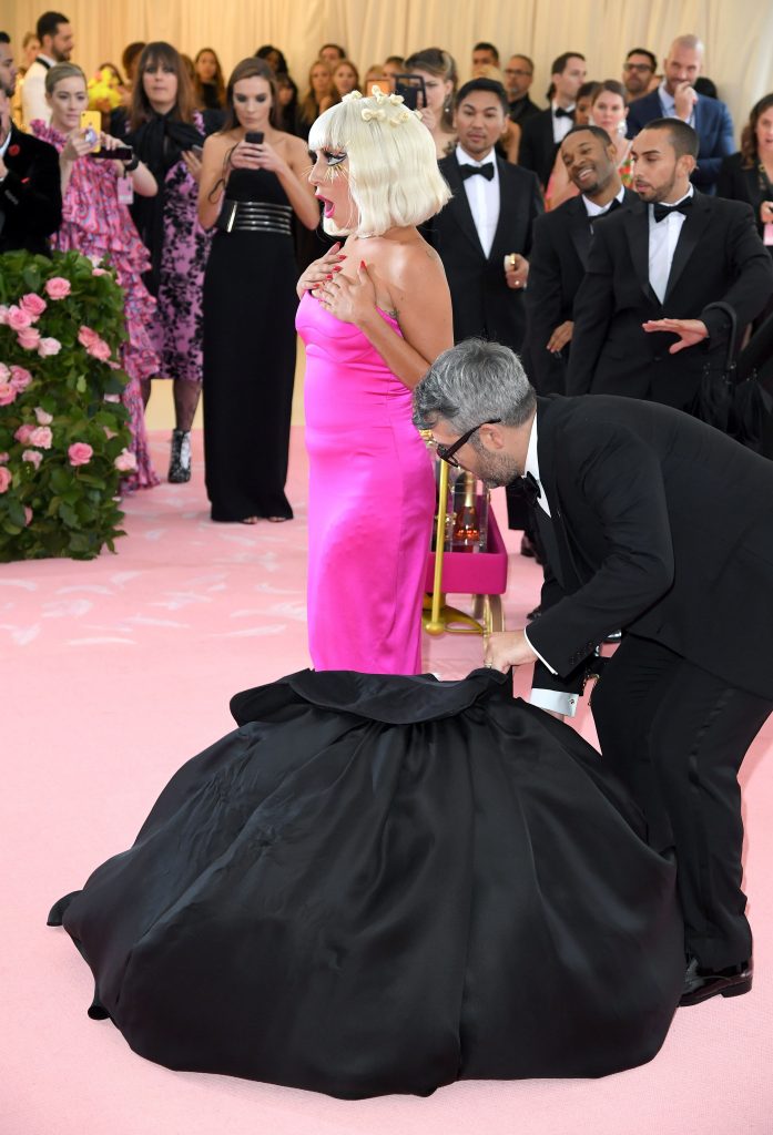 NEW YORK, NEW YORK - 6 MAGGIO: Lady Gaga arriva per il campo celebrativo del Met Gala 2019: Notes on Fashion al Metropolitan Museum of Art il 6 maggio 2019 a New York City.