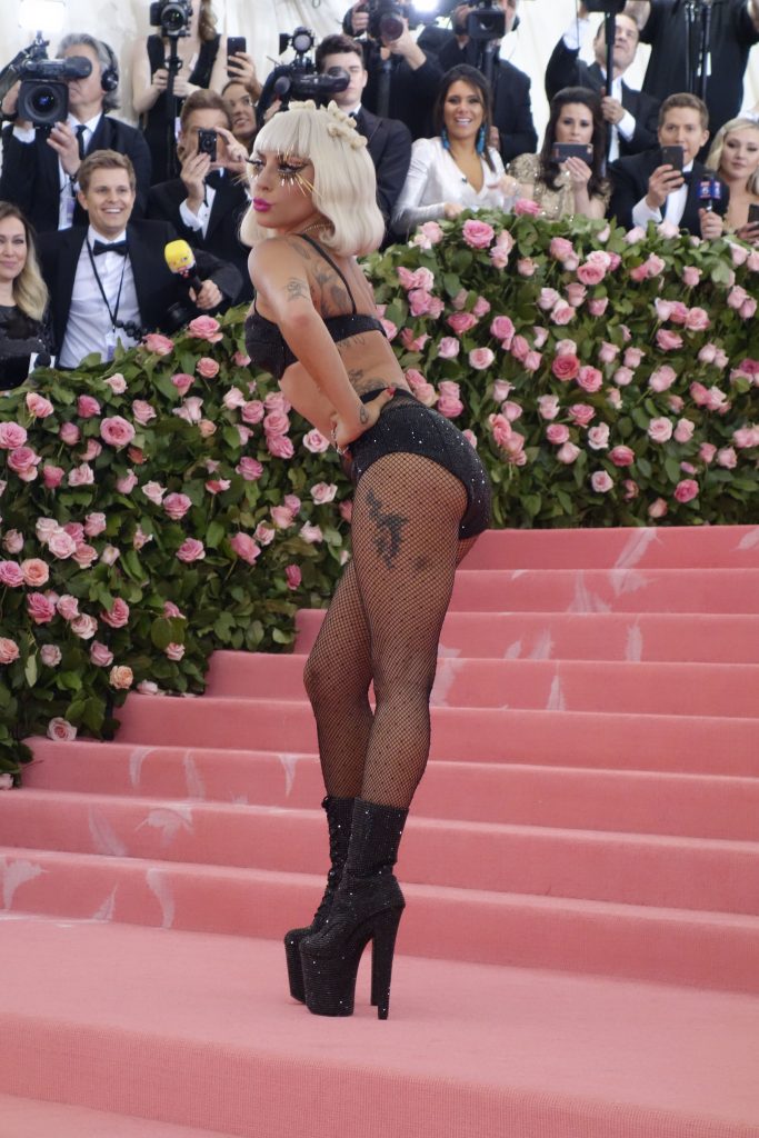 NEW YORK, NY - 06 MAGGIO: Lady Gaga arriva al Met Gala Celebration Camp 2019 al Metropolitan Museum of Art il 6 maggio 2019 a New York City