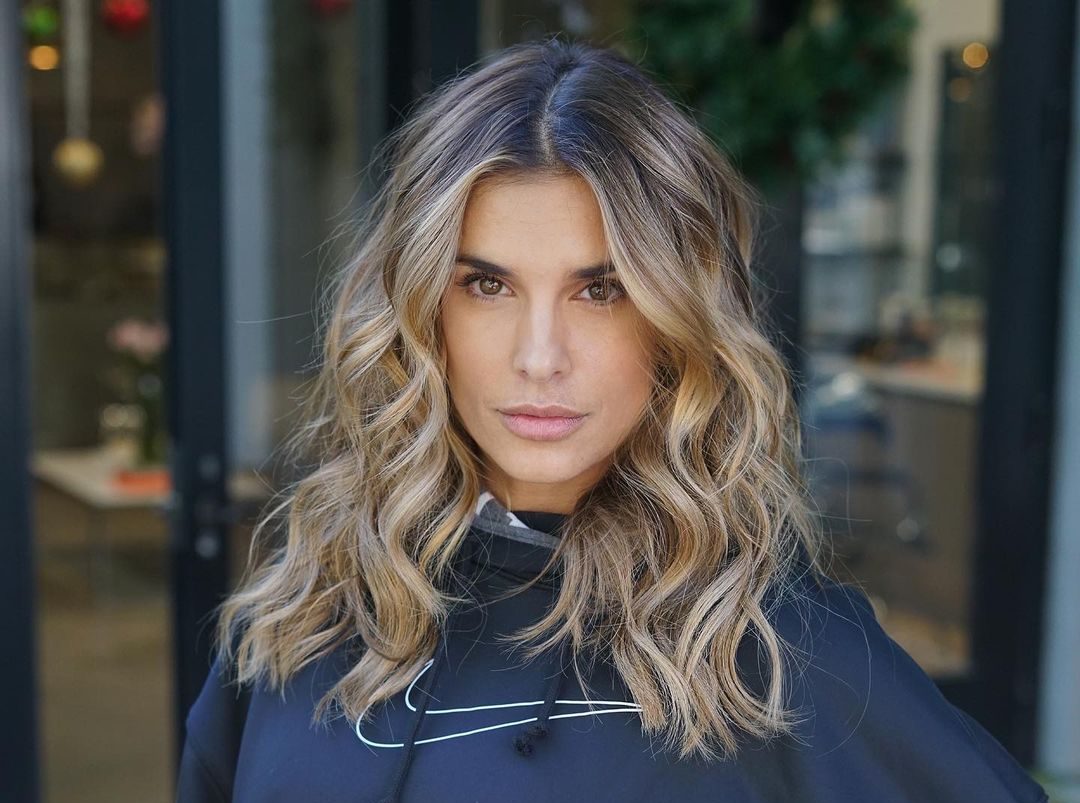 Le beach waves dorate di Elisabetta Canalis sono quello che vorremo quest’estate