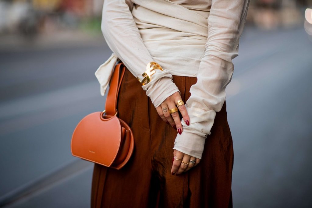 Masha Sedgwick indossa una camicetta Massimo Dutti, pantaloni H&M, sandali con zeppa Tory Burch, borsa Polene, occhiali da sole Chloe il 31 luglio 2018 a Berlino, Germania.