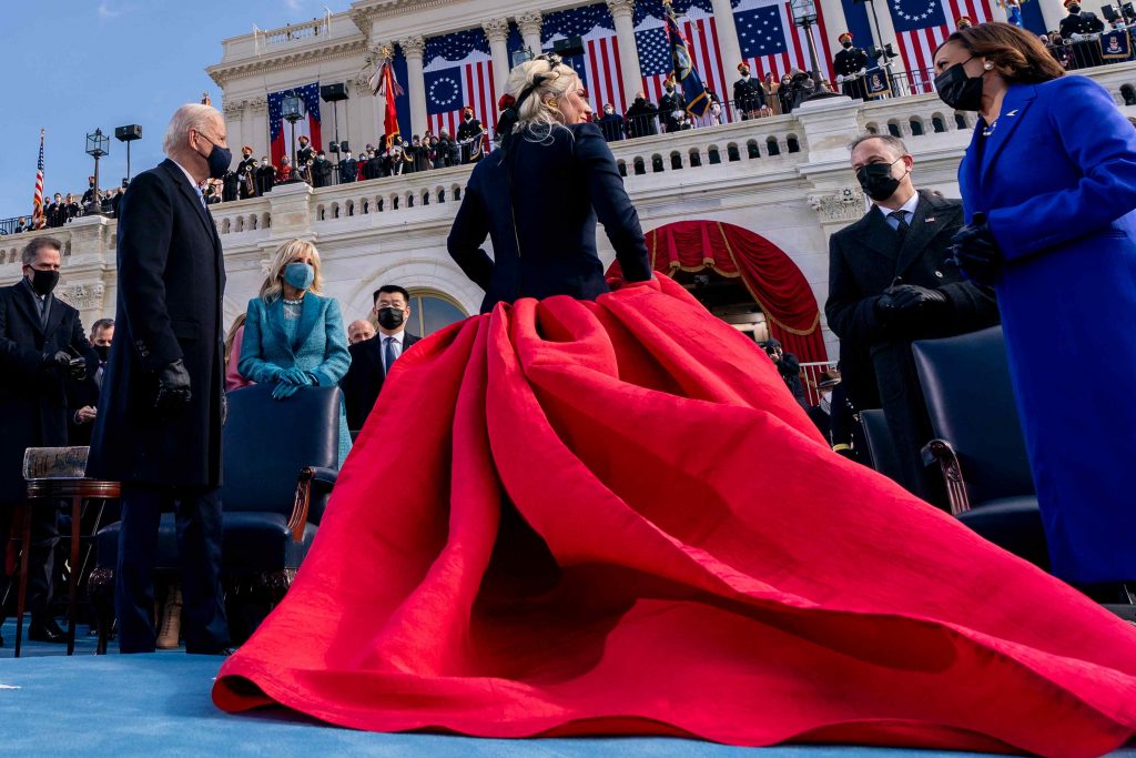 Lady Gaga in Schiapparelli Couture all'insediamento di Biden