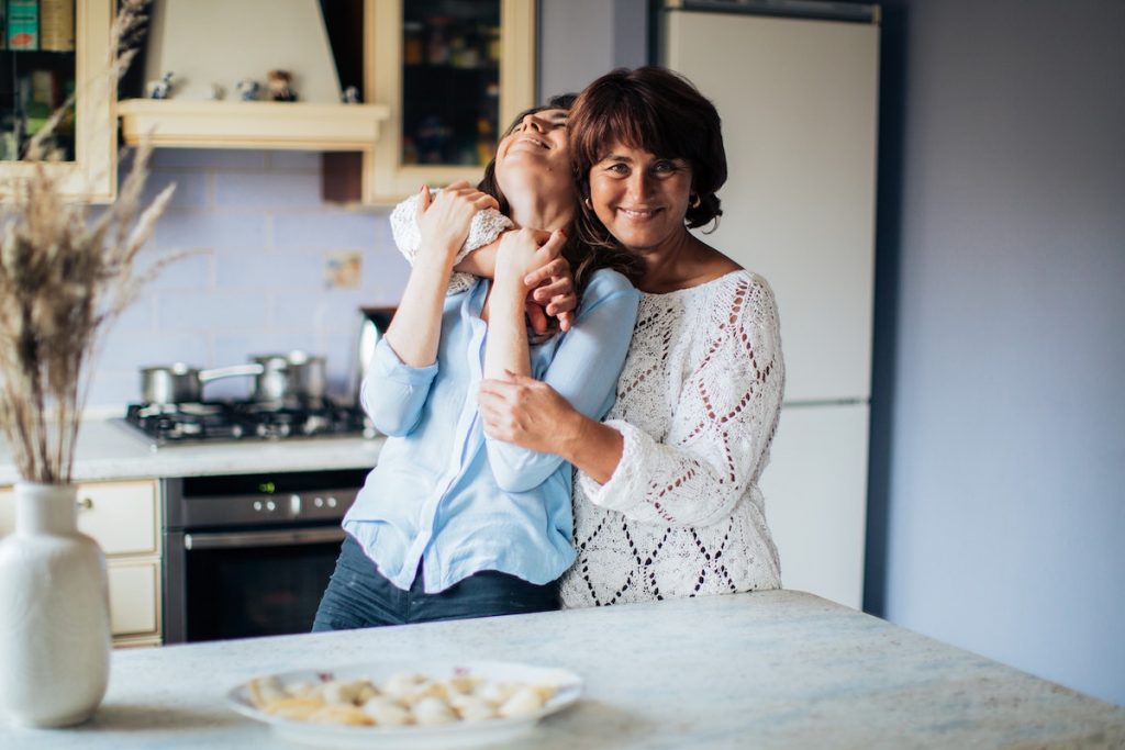 abbraccio mamma figlia