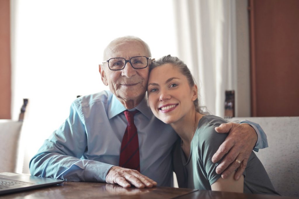 abbraccio nonno nipote