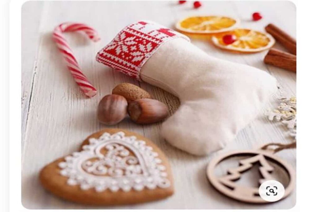 calza della befana con dolci e caramelle