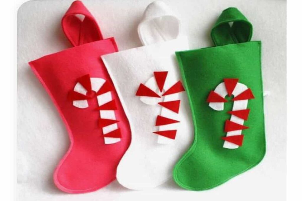 tre calze della befana realizzate con pannolenci di colore rosso, bianco e verde