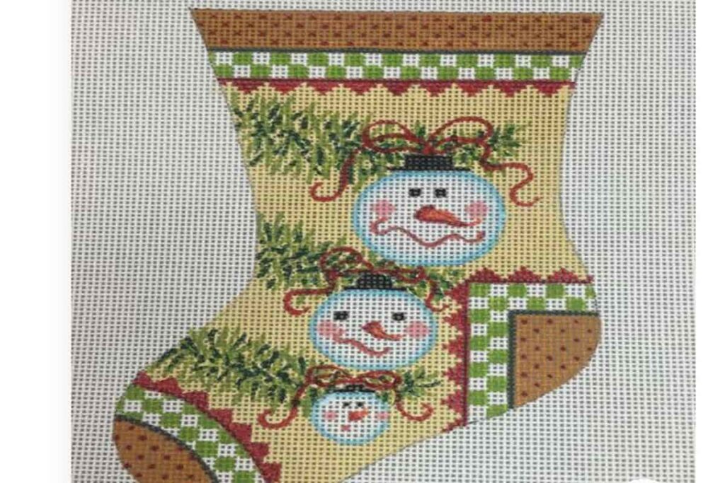 calza della befana realizzata con il fai da te con punto croce, con pupazzi da neve disegnati