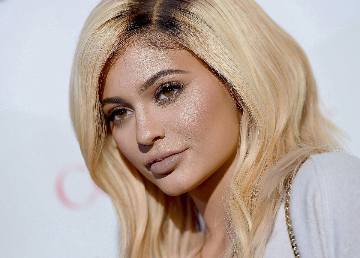 Questo gennaio vogliamo solo bianco e beige nel nostro armadio: proprio come Kylie Jenner