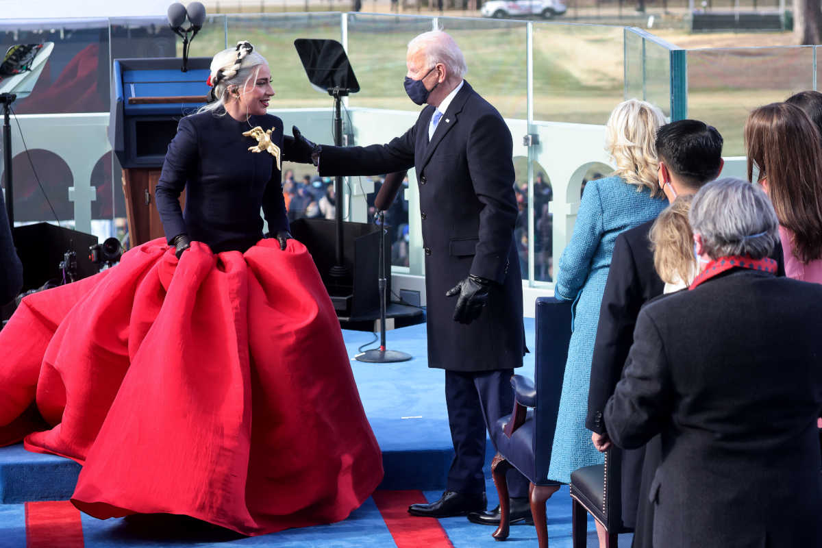 Lady Gaga in Schiaparelli Couture incanta l'America all'insediamento di Biden