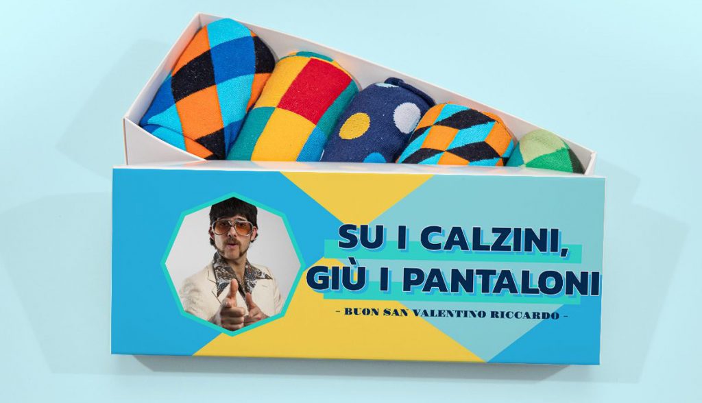scatola di calzini colorati 