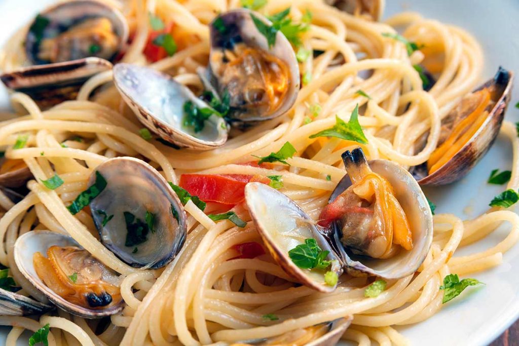 Piatto saporito di spaghetti con le vongole veraci