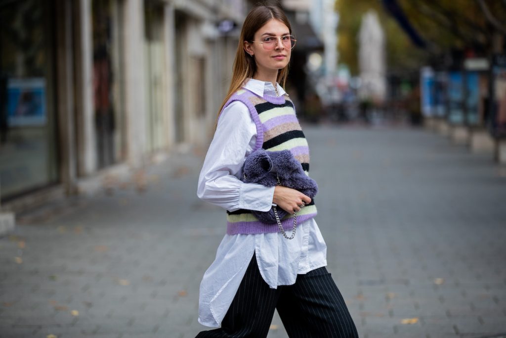 ragazza gilet lana righe lilla nero bianco borsa pelo