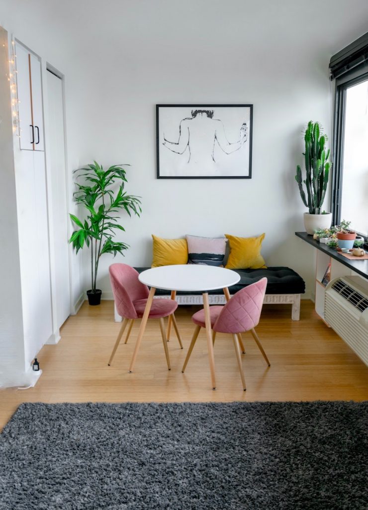 stanza living tavolo pranzo segue rosa tappeto grigio