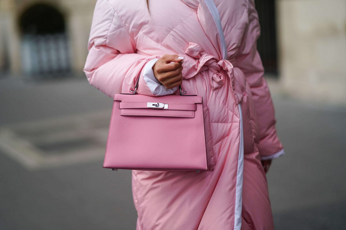 Il Bubblegum Pink è il colore del 2022: ecco i capi e gli accessori da avere