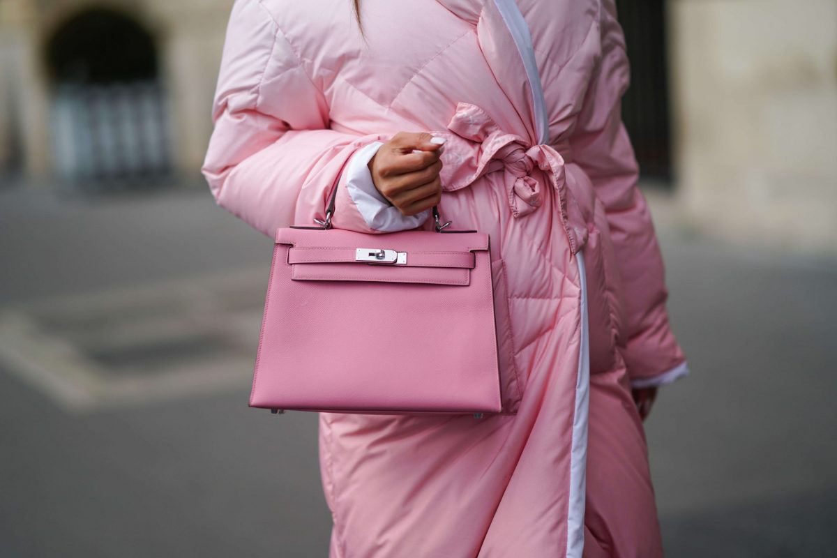 Borsa e cappotto rosa bubblegum, colore tendenza 2022