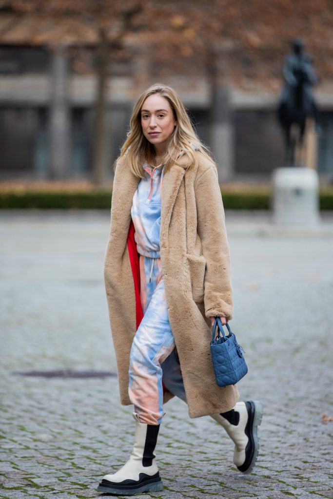 ragazza cappotto beige tuta stampa tie-dye anfibi bianchi borsa Dior