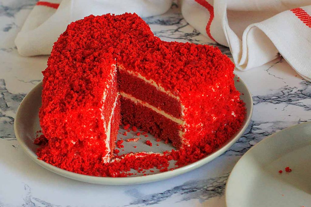 Torta romantica di colore rosso a forma di cuore