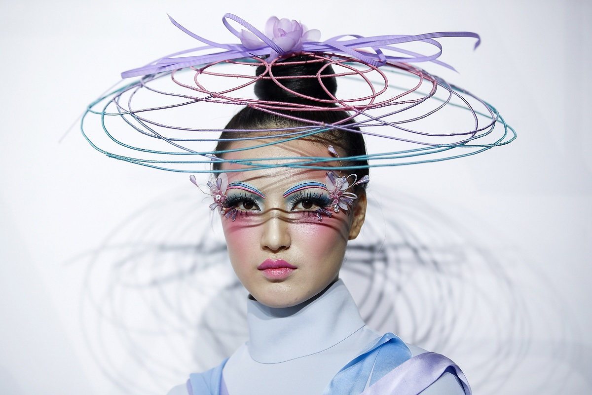 Blush - Un modello mostra i design sulla passerella della sfilata MAOGEPING del designer Mao Geping il secondo giorno della Mercedes-Benz China Fashion Week Autunno / Inverno 2018/2019 al 751D.PARK il 26 marzo 2018 a Pechino, Cina