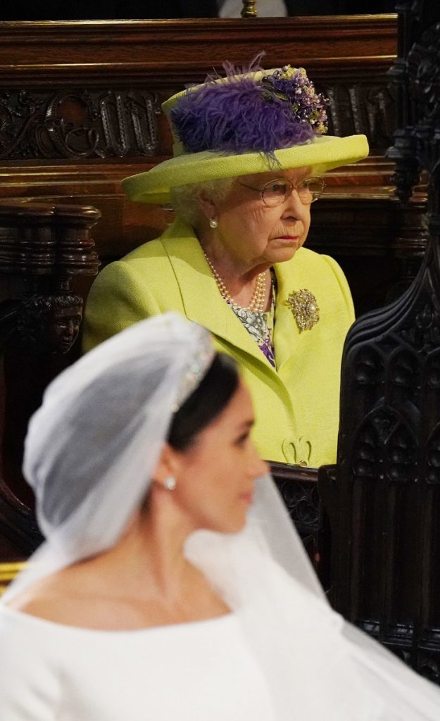 La regina Elisabetta II osserva durante le nozze del principe Harry con Meghan Markle il 19 maggio 2018 a Windsor, in Inghilterra