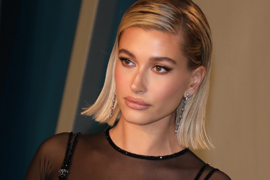 Hailey Bieber partecipa al Vanity Fair Oscar Party del 2020 presso il Wallis Annenberg Center for the Performing Arts il 9 febbraio 2020 a Beverly Hills