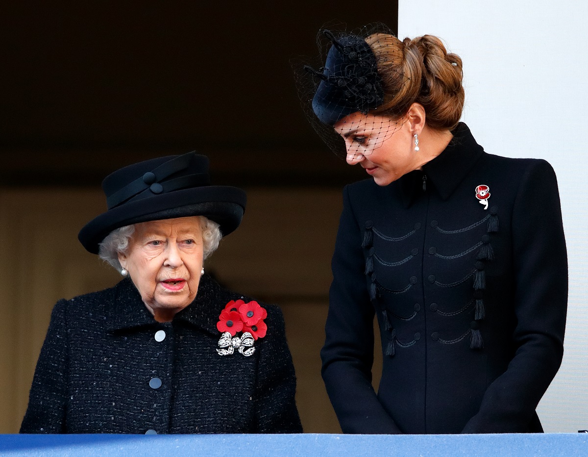La regina Elisabetta II e Catherine, duchessa di Cambridge, partecipano all'annuale servizio domenicale del ricordo presso il Cenotafio il 10 novembre 2019 a Londra, Inghilterra. L'armistizio che pose fine alla prima guerra mondiale tra gli Alleati e la Germania fu firmato a Compiègne, in Francia, l'undicesima ora dell'undicesimo giorno dell'undicesimo mese, le 11 dell'11 novembre 1918.