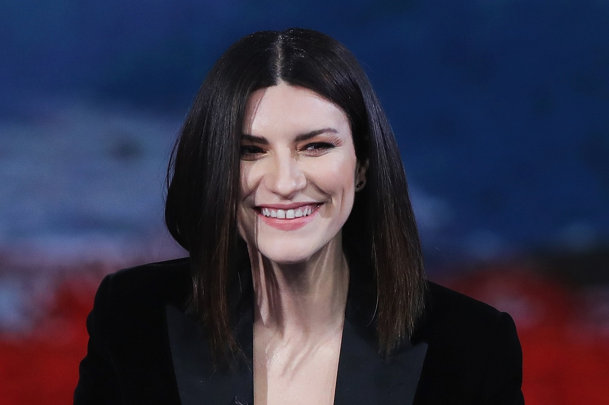 Laura Pausini: il suo golf con le frange è perfetto per affrontare la fine dell'inverno