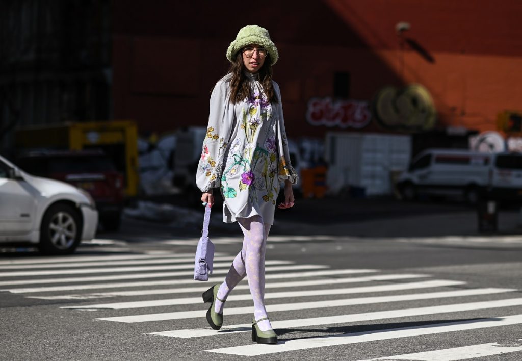Caroline Vazzana indossa un abito Asos durante la New York Fashion Week F / W21 il 17 febbraio 2021 a New York City