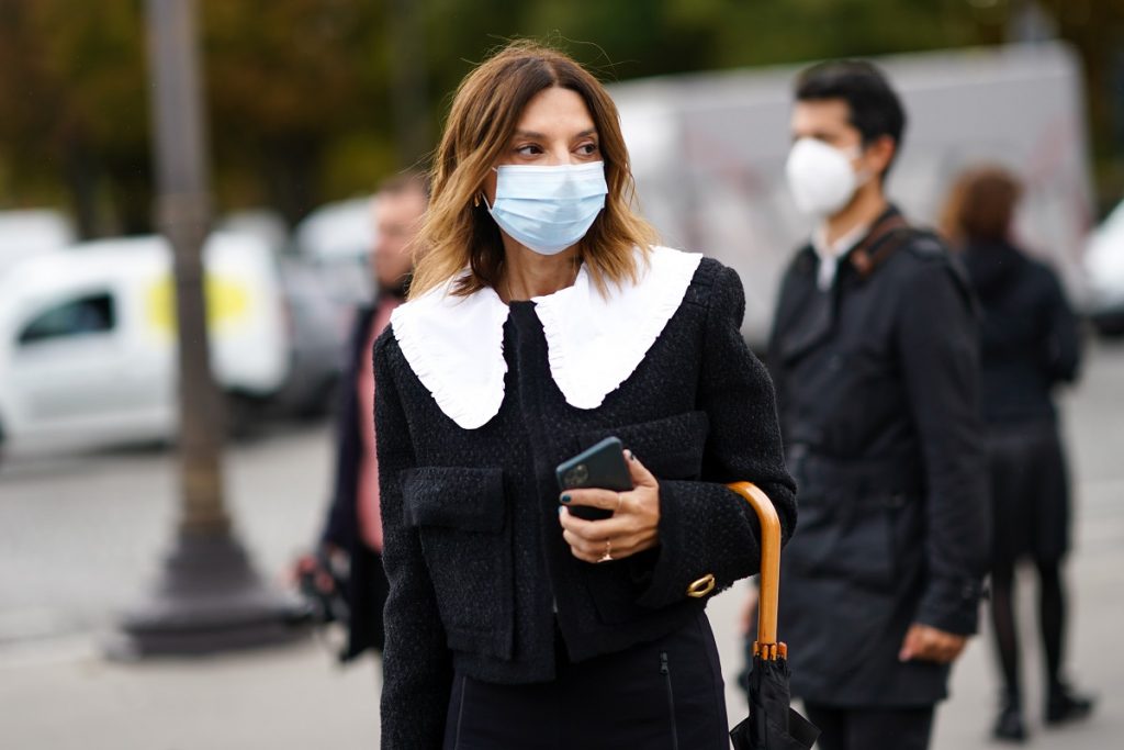 Un ospite indossa una giacca di tweed nero con ampio colletto bianco, fuori Chanel, durante la Paris Fashion Week - Womenswear Spring Summer 2021, il 6 ottobre 2020 a Parigi, Francia