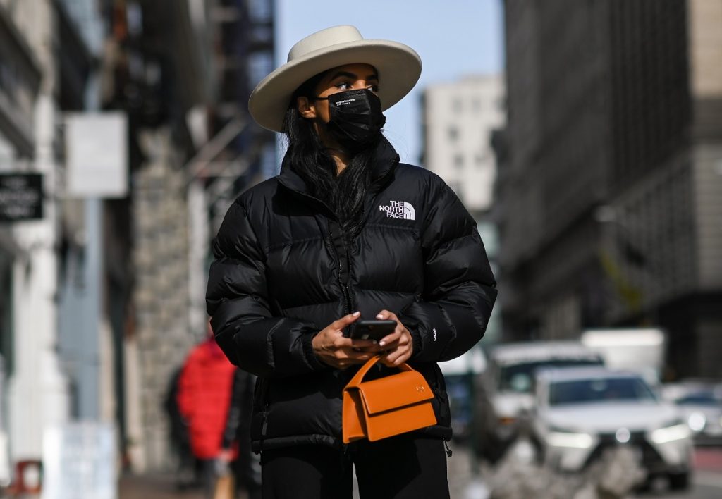 Lali è stata vista indossare un cappotto North Face, un cappello Lack of Color, pantaloni Tory Burch con una borsa durante la New York Fashion Week F / W21 il 17 febbraio 2021 a New York City