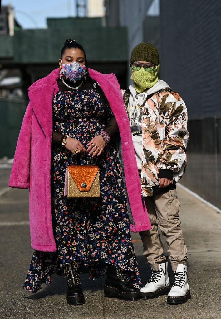 Greivy e Alvieri sono visti fuori dalla sfilata di Rebecca Minkoff durante la New York Fashion Week F / W21 agli Spring Studios il 16 febbraio 2021 a New York City