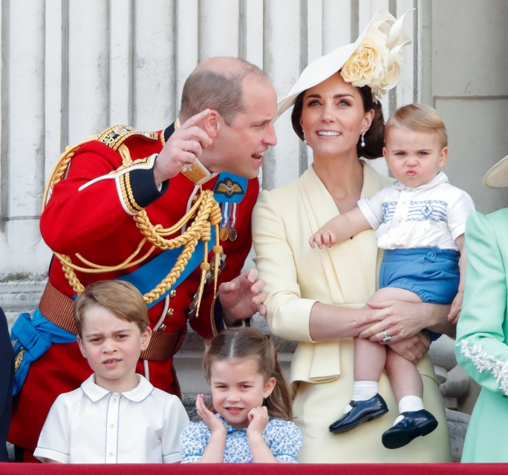 Il principe William, duca di Cambridge, Catherine, duchessa di Cambridge, principe Louis di Cambridge, principe George di Cambridge e principessa Charlotte di Cambridge sul balcone di Buckingham Palace durante Trooping The Colour, la parata annuale di compleanno della regina, l'8 giugno 2019 a Londra, Inghilterra. Si ritiene che la cerimonia annuale che coinvolge oltre 1400 guardie e cavalleria sia stata eseguita per la prima volta durante il regno di re Carlo II. La sfilata segna il compleanno ufficiale del Sovrano, anche se il compleanno effettivo della Regina è il 21 aprile