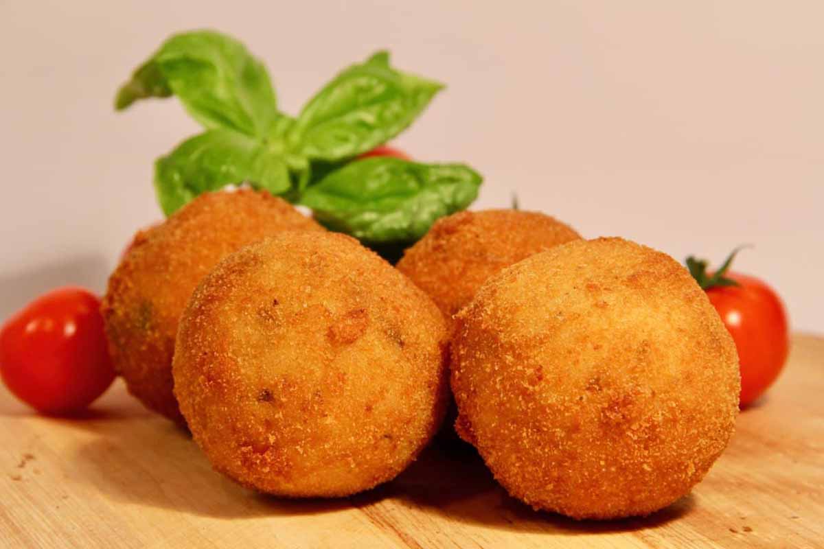 Arancini o arancine? Comunque li chiamiate, ecco come prepararli a regola d’arte con la ricetta di Cannavacciuolo