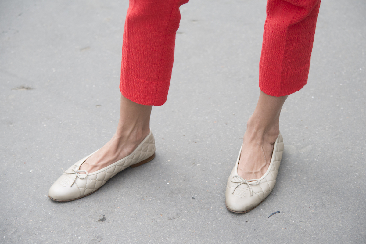 ballerine chanel panna trapuntato pantaloni rossi