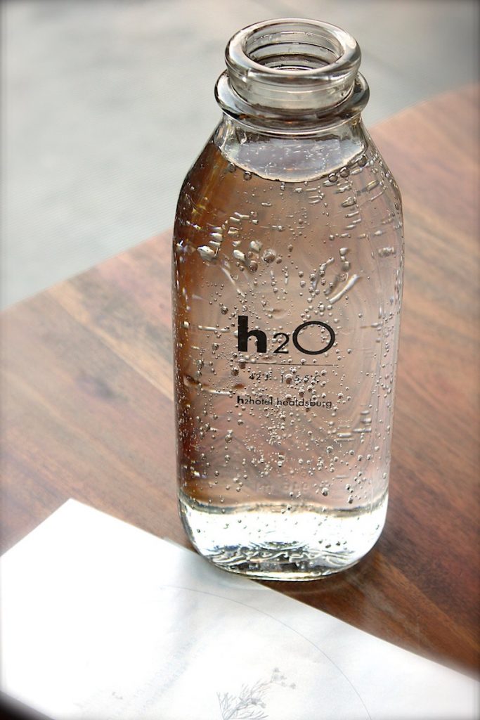 bottiglia vetro acqua h2o