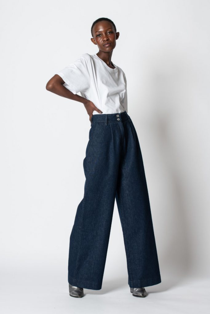 Donna con jeans sostenibili larghi vita alta Candiani