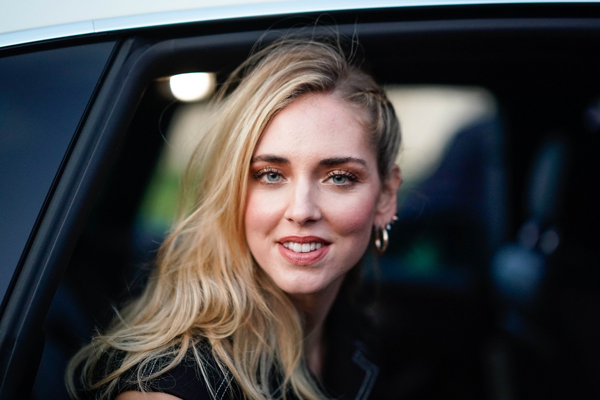 Il look color block di Chiara Ferragni: celeste e rosa shocking!