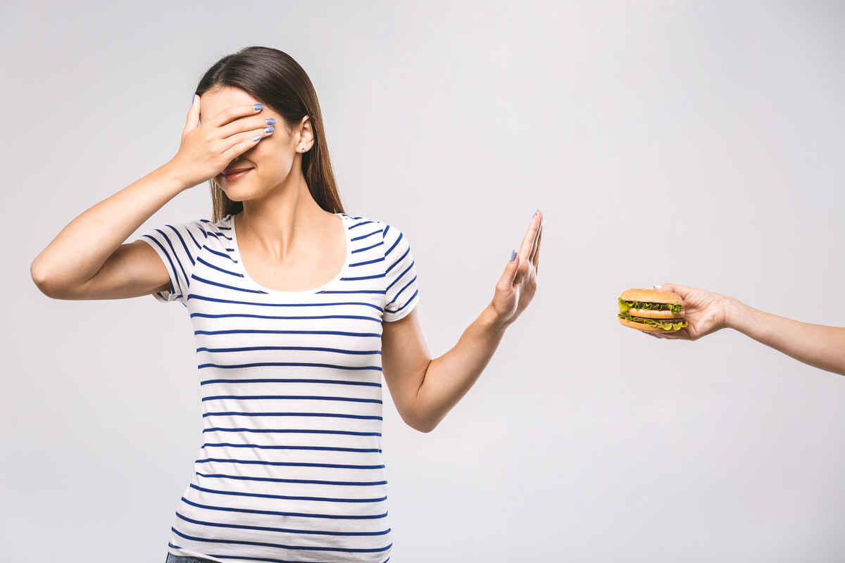 Cibi da eliminare per dimagrire: i primi 5 alimenti proibiti per una dieta efficace