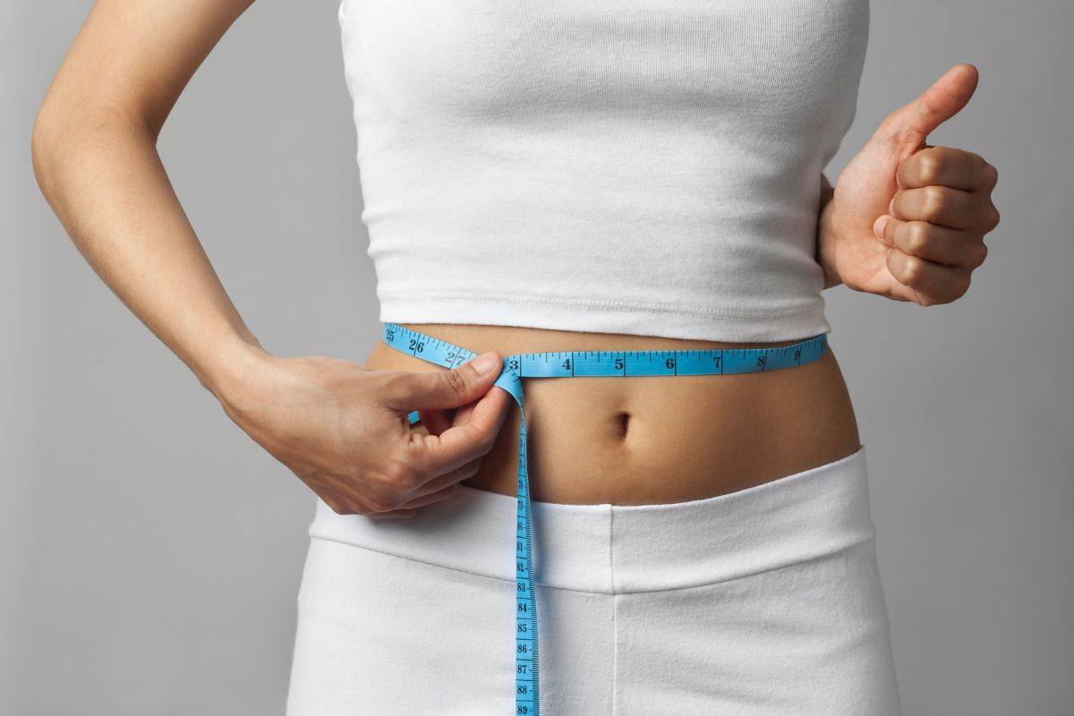 ragazza che prende le misure del corpo