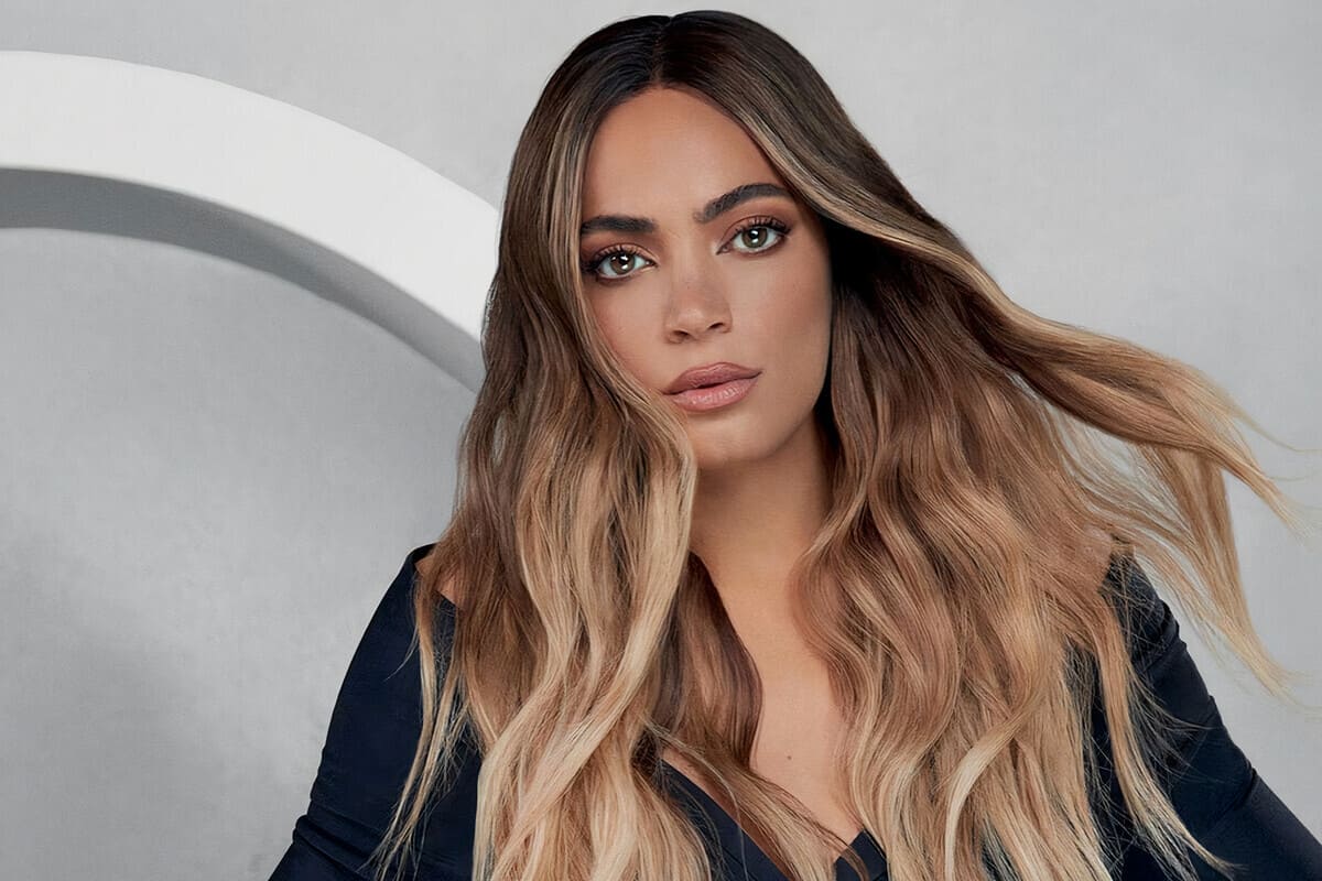 Elodie posa con capelli lunghi mossi e riflessi biondo miele