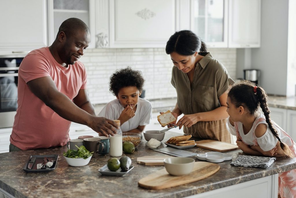 famiglia colazione cucina