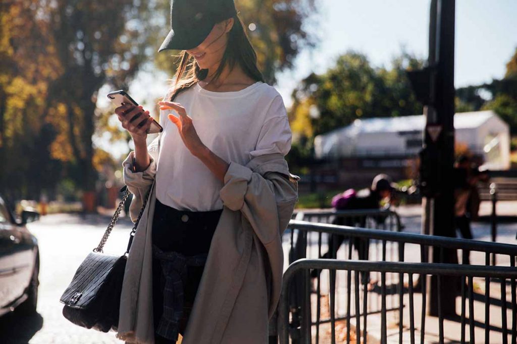 ragazza cappellino da baseball jeans 