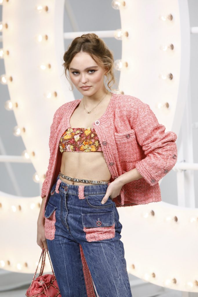 Lily-Rose Depp chanel giacca tweed rosa jeans cintura catena