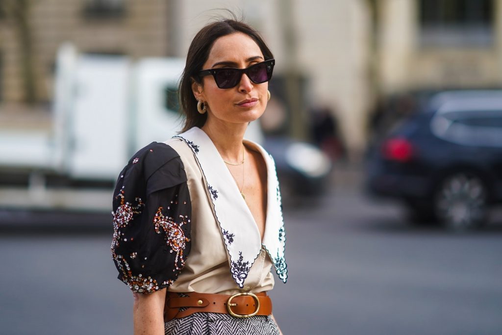 Geraldine Boublil indossa occhiali da sole, una cintura di pelle marrone, una gonna grigia, un top ingioiellato a collo basso con spalle a sbuffo, fuori Miu Miu, durante la settimana della moda di Parigi - Womenswear Autunno / Inverno 2020/2021 il 03 marzo 2020 a Parigi, Francia