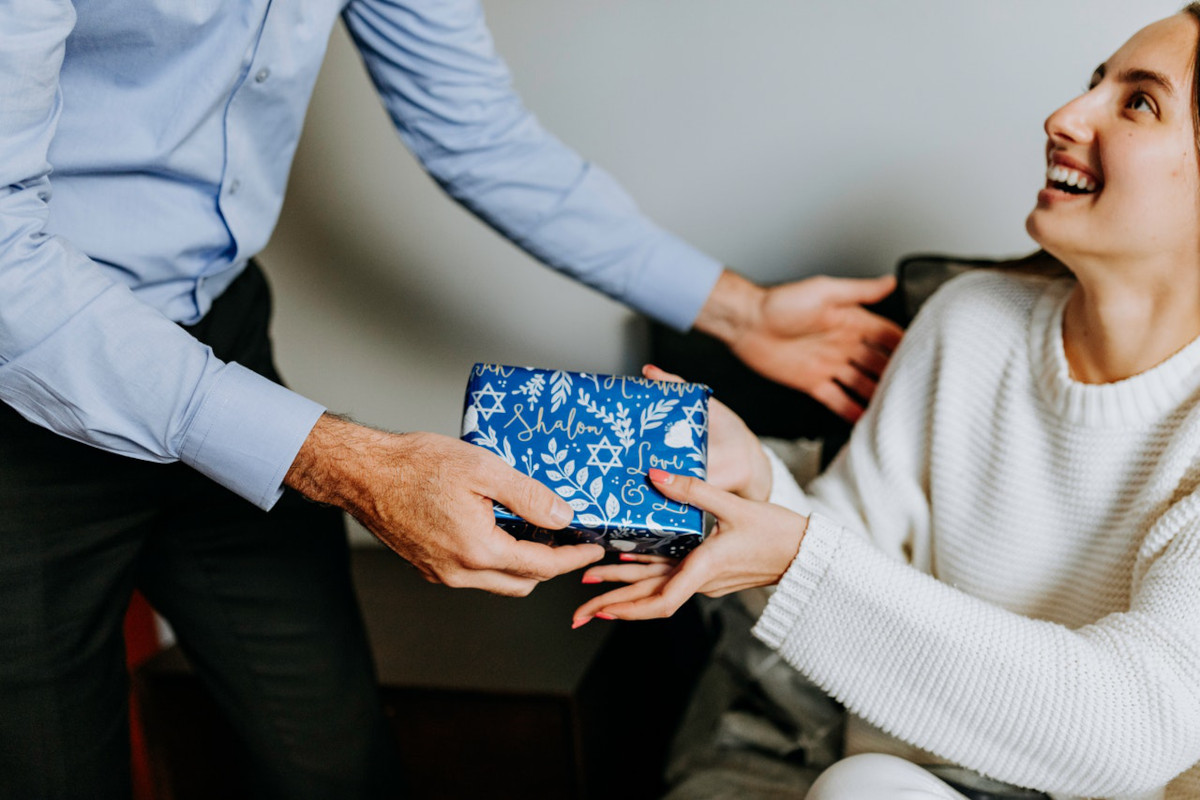padre e figlia con regalo in mano