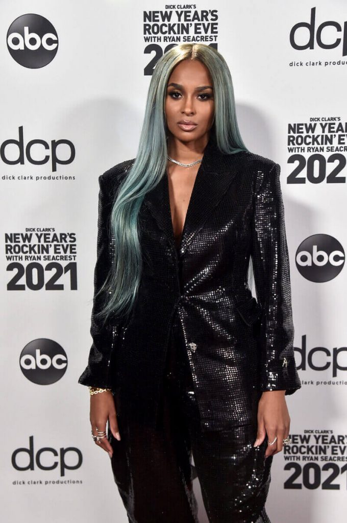 Ciara indossa tailleur nero con brillantini