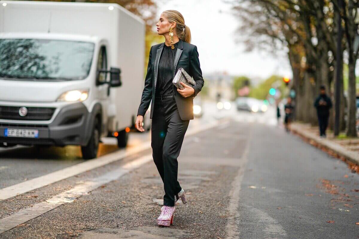 Tailleur neri, i modelli più di tendenza per la primavera estate 2021