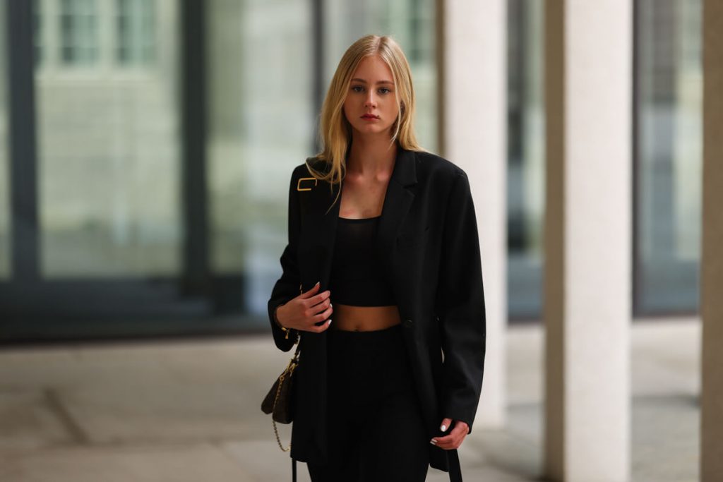 Ragazza indossa tailleur nero