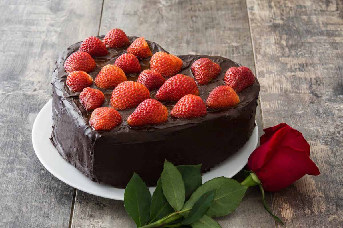 A San Valentino prepara una gustosa torta a forma di cuore